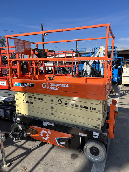 2023 JLG ES3246