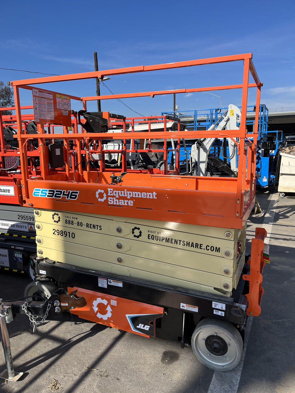 2023 JLG ES3246