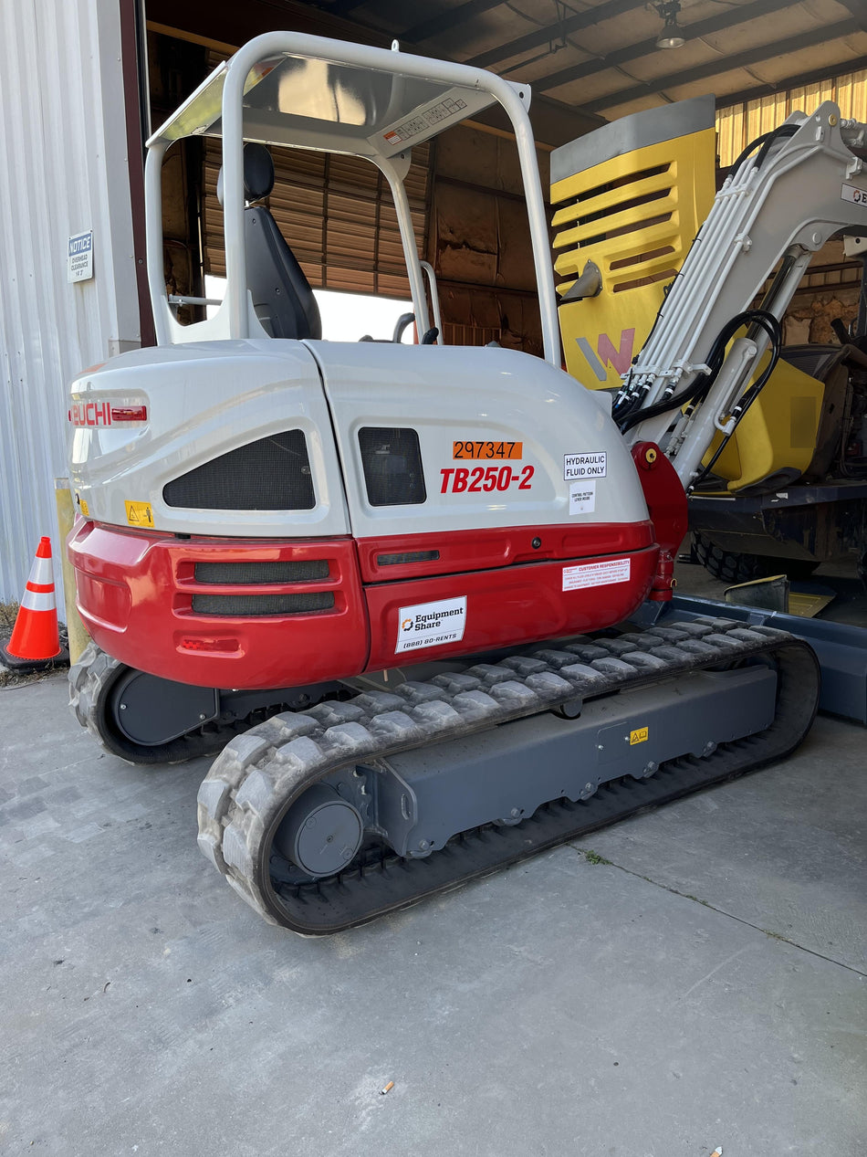 2023 TAKEUCHI TB250-2R