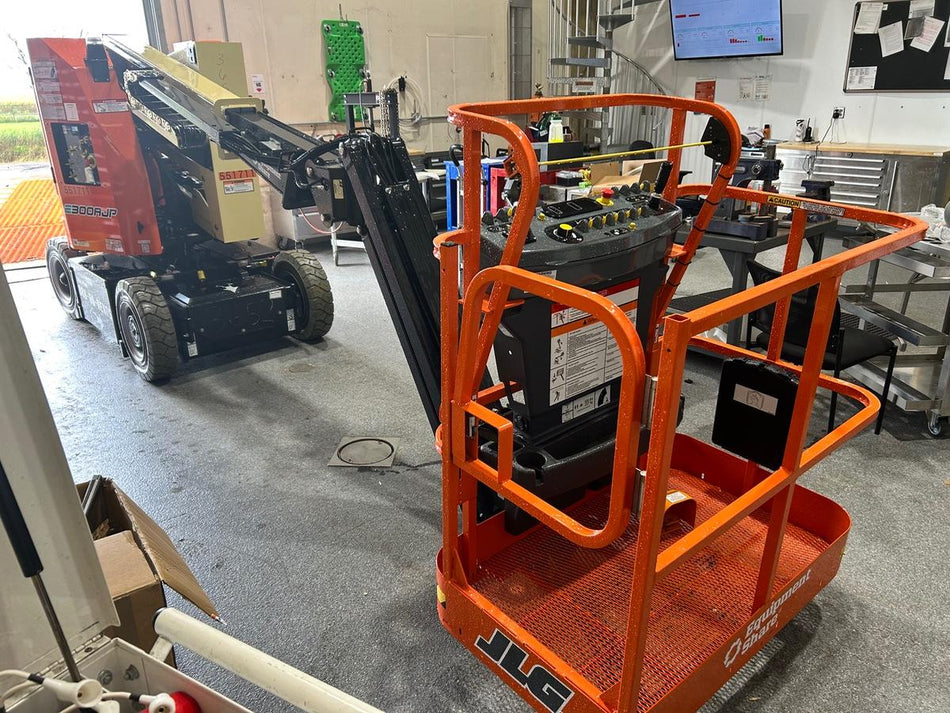 2025 JLG E300AJP