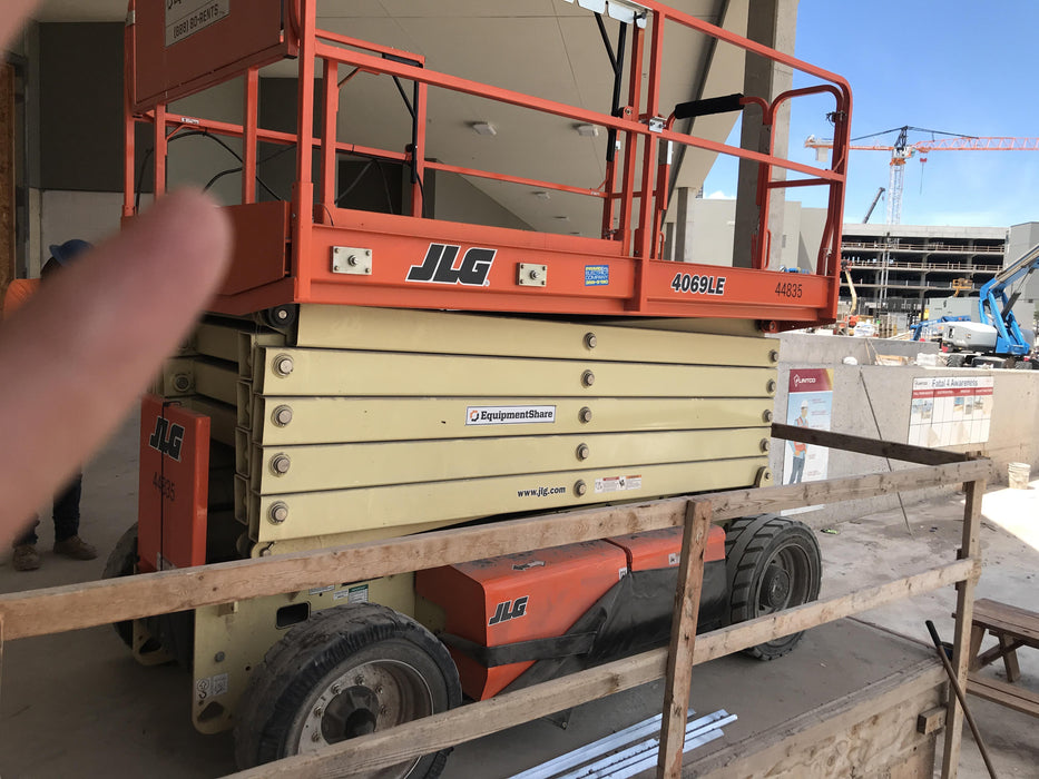 2019 JLG 4069LE