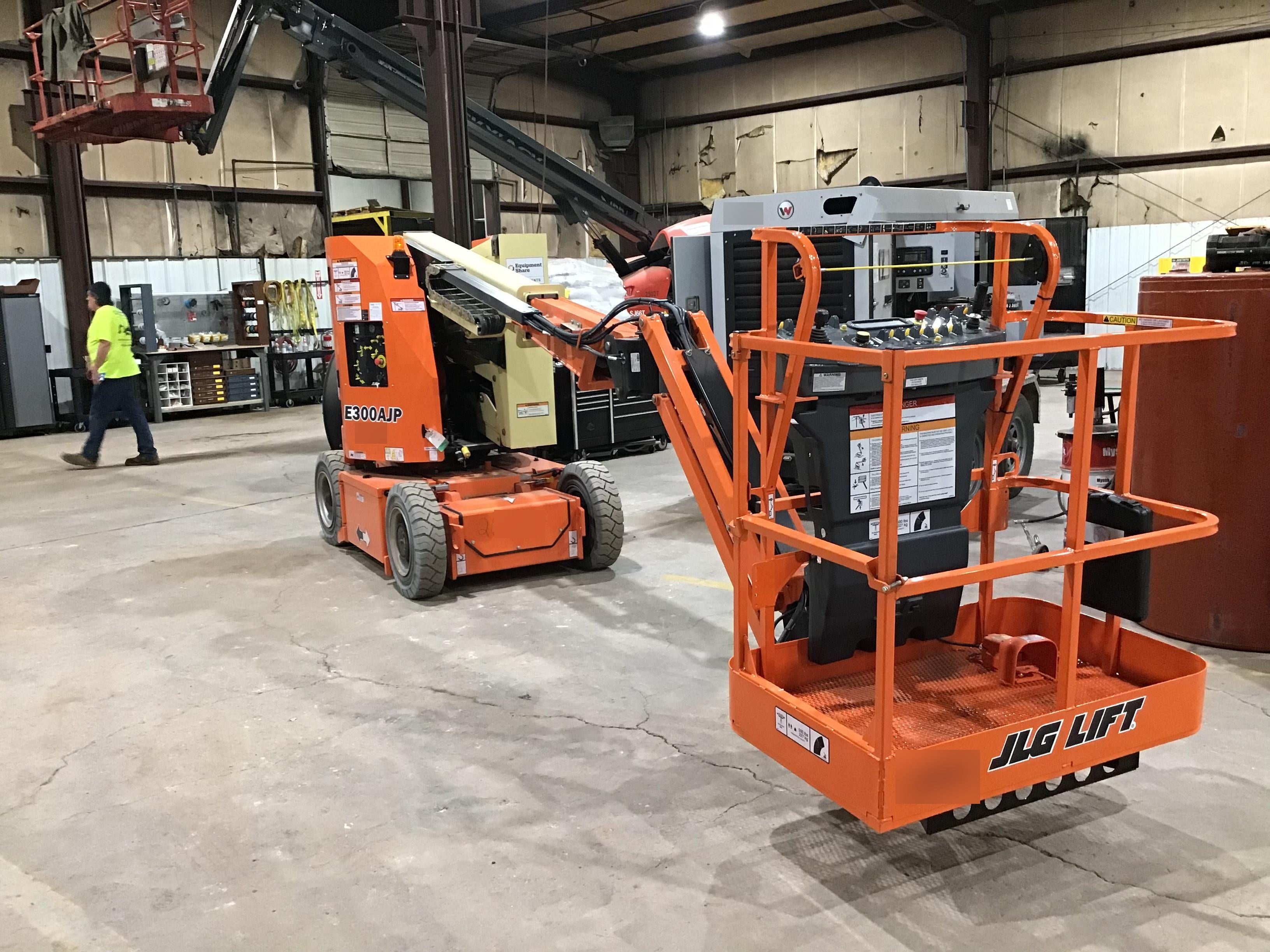 2019 JLG E300AJP
