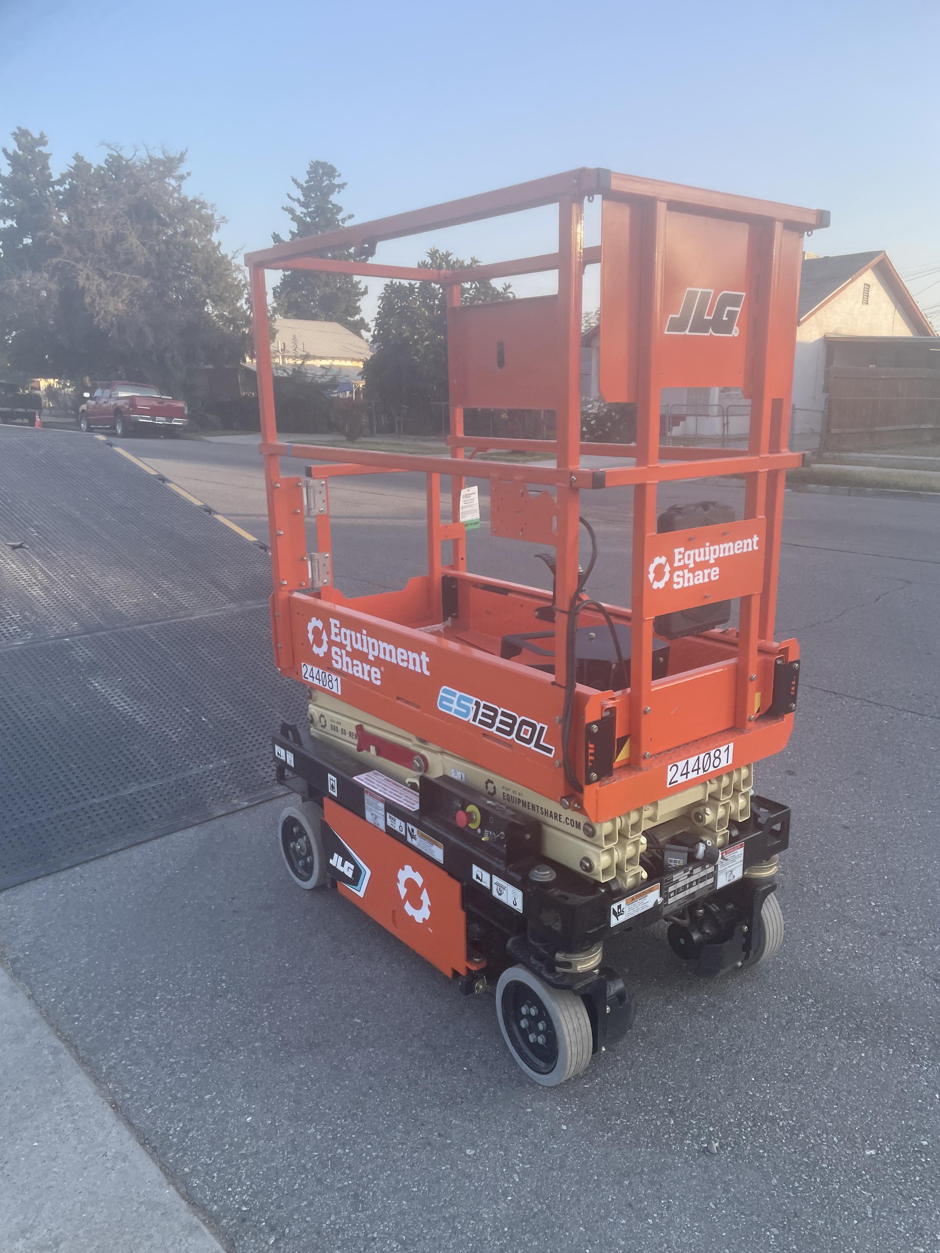 2022 JLG ES1330L