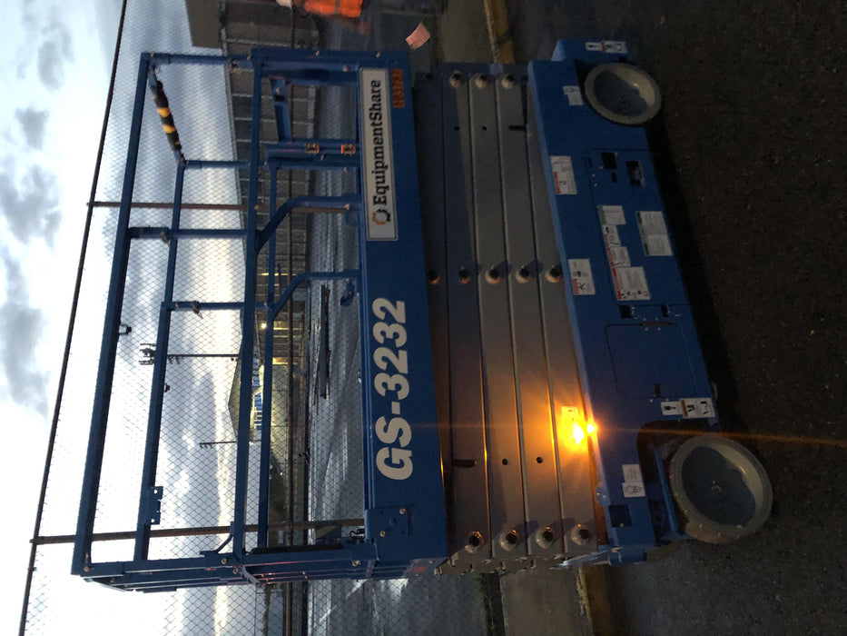 2020 Genie GS-3232 Standard, Folding half height swing gate, 800W Inverter