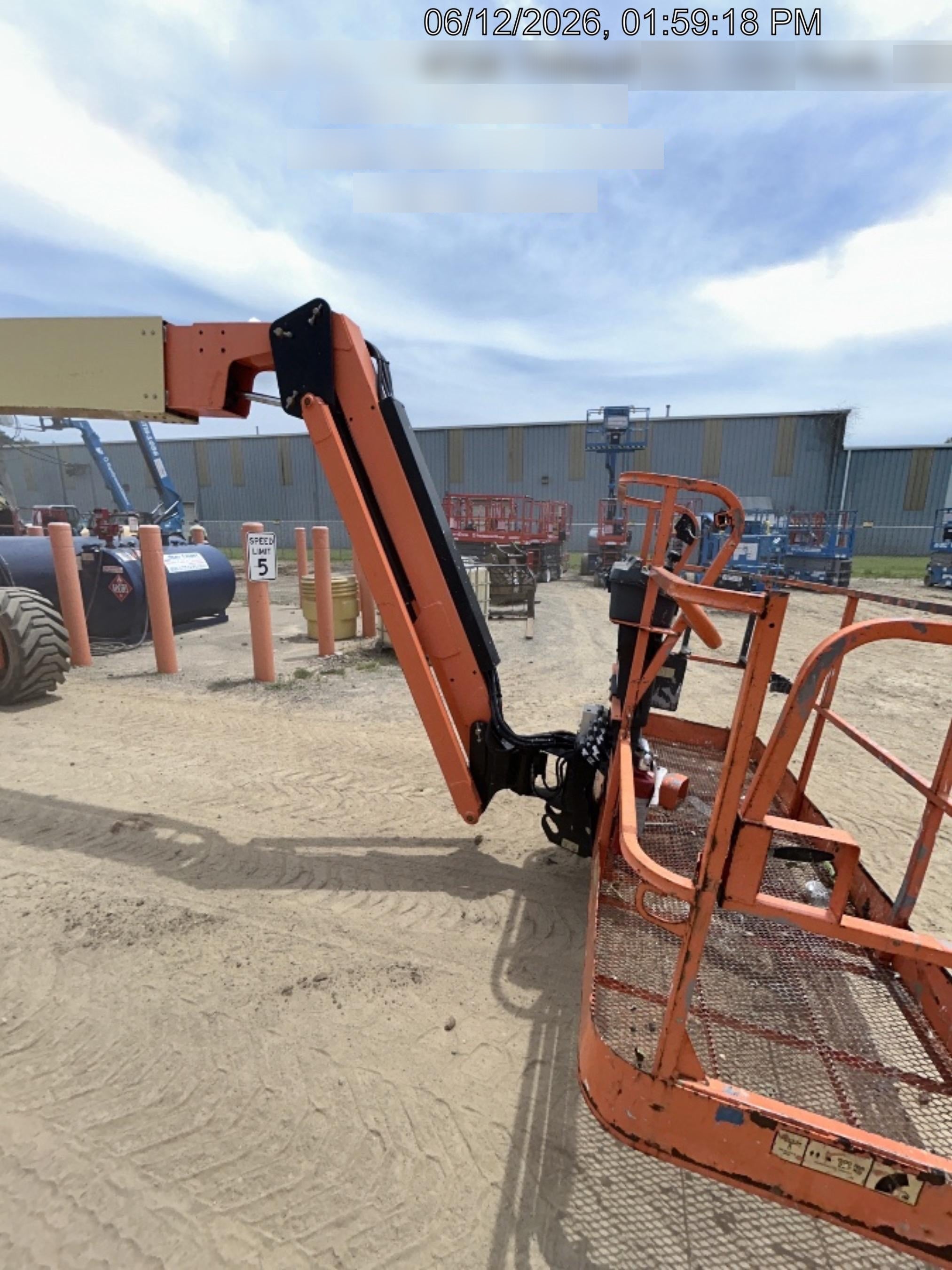 2020 JLG 800AJ