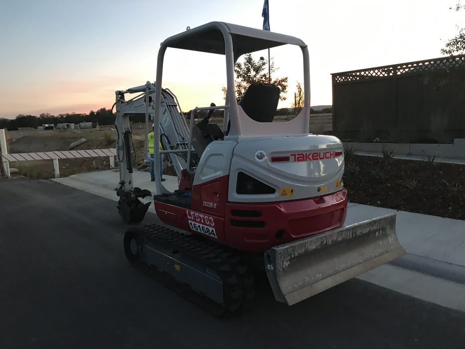 2021 TAKEUCHI TB235-2R