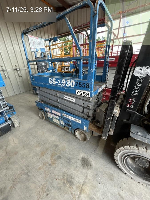 2017 Genie GS-1930 Genie GS-1930 Lift w/Fixed Rail and Chain Entry