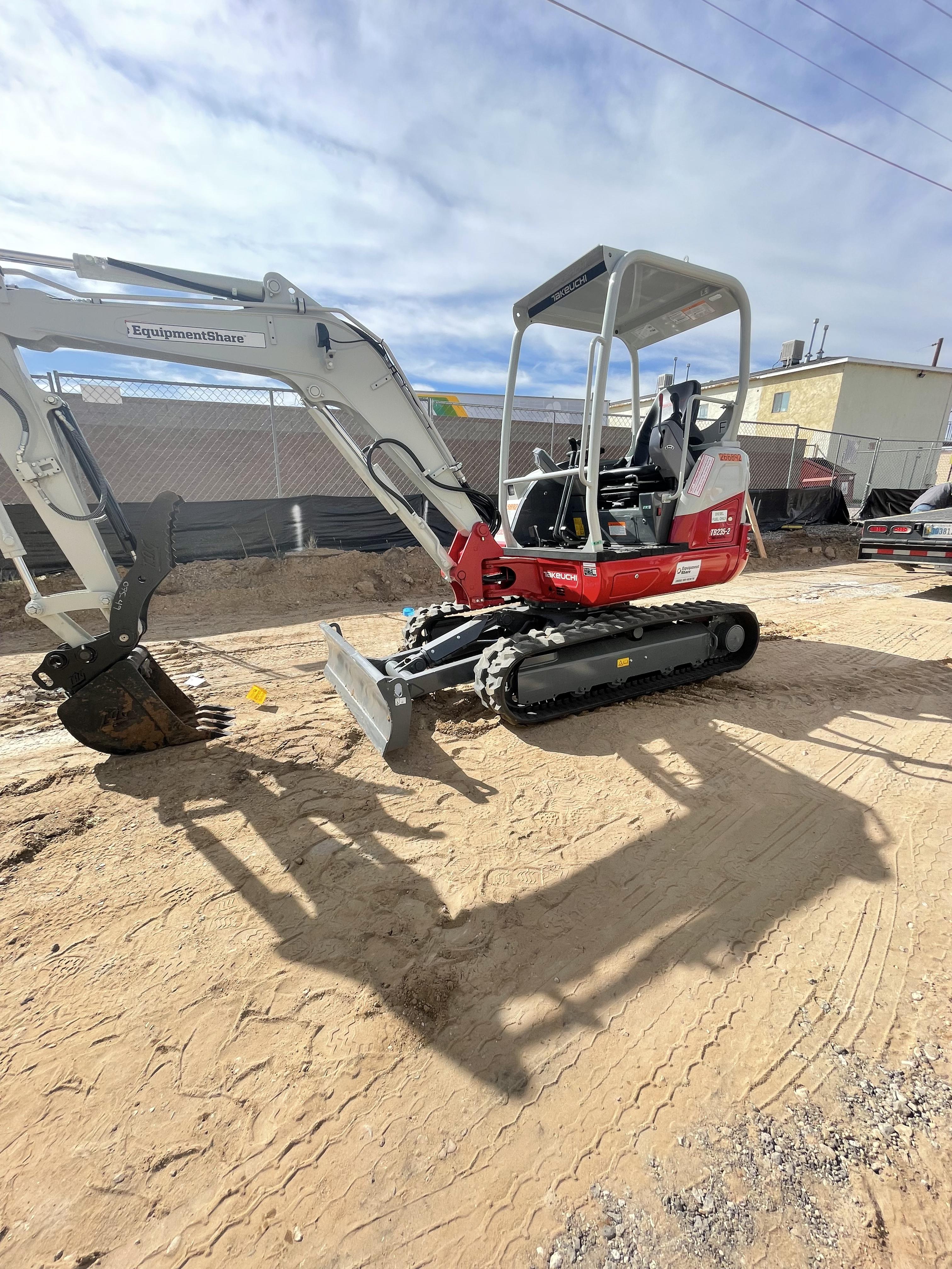 2022 TAKEUCHI TB235-2R