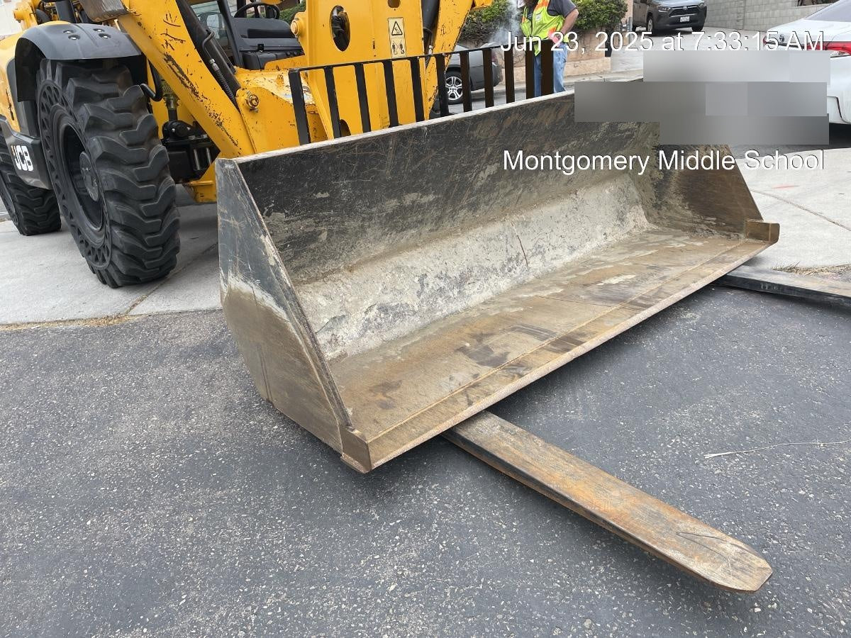 2021 JLG 1001100823