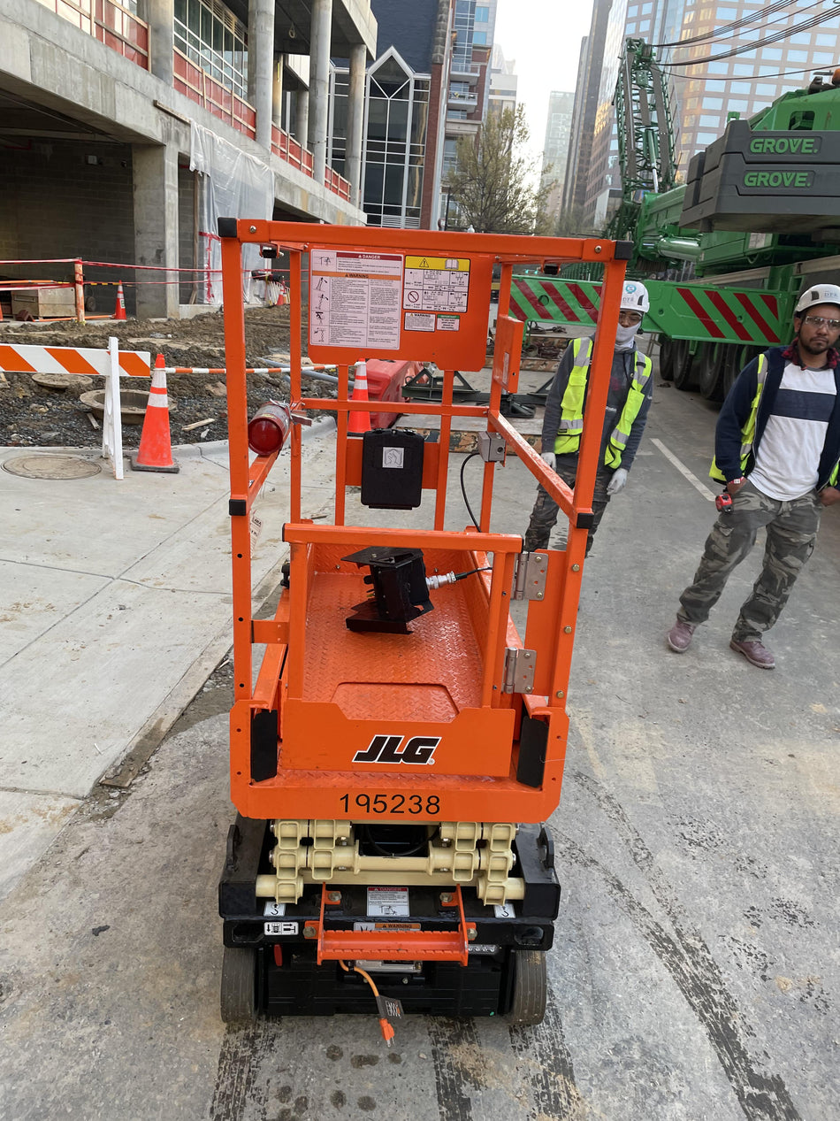 2021 JLG ES1330L