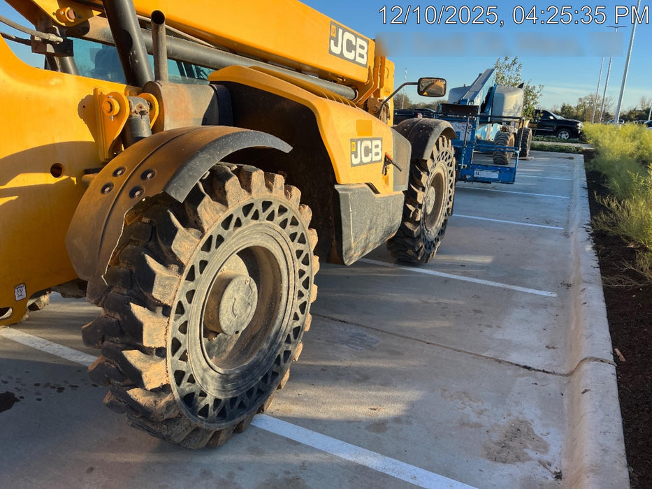 2019 JCB 509-42 74 HP w/CAB/HVAC, Beacon, Aux Hydraulics, Worklights, Solid Tires