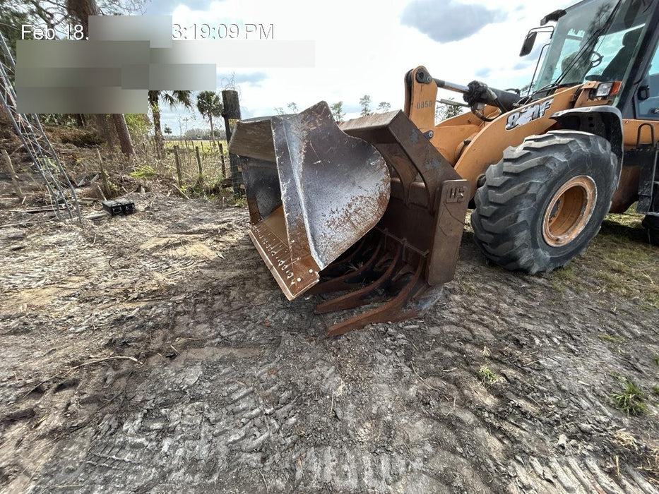 2016 Case 821F CLOSED CAB, JRB 418 STYLE HYD COUPLER