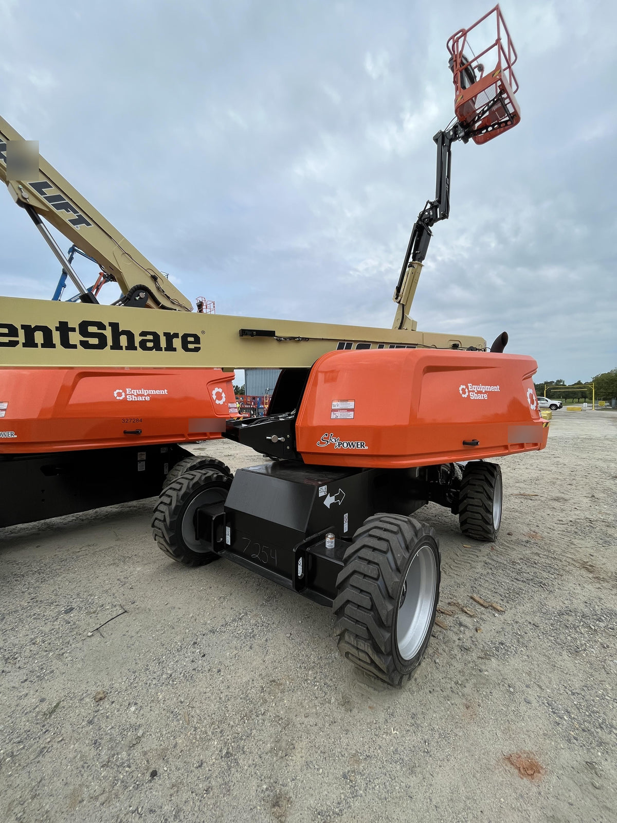 2023 JLG 660SJ