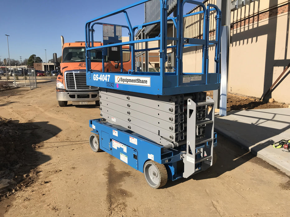 2019 Genie GS-4047 Folding rails with half height swing gate