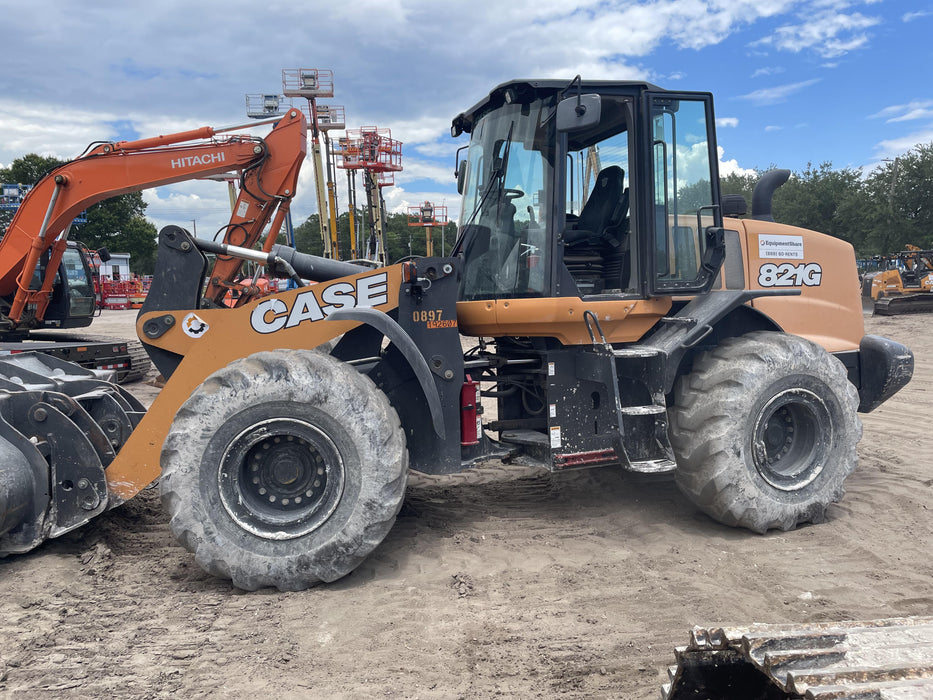 2017 Case 821G CLOSED CAB, JRB 418 STYLE HYD COUPLER