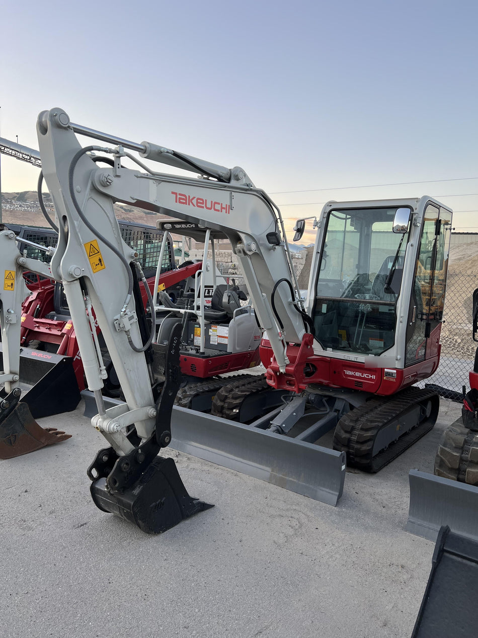 2021 TAKEUCHI TB240-CR