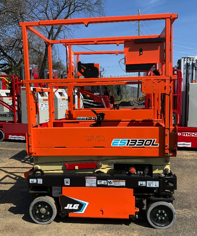 2022 JLG ES1330L