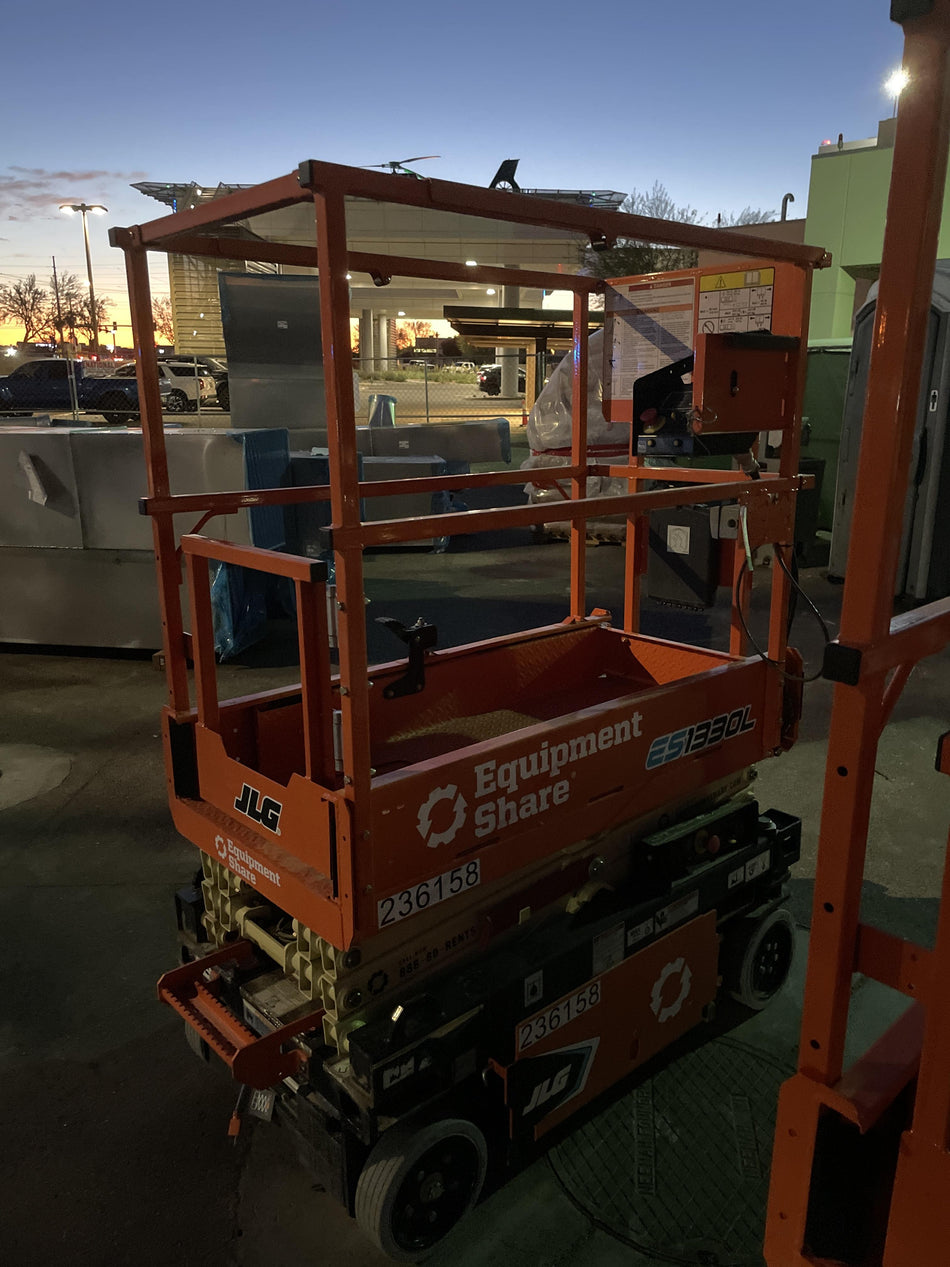 2022 JLG ES1330L