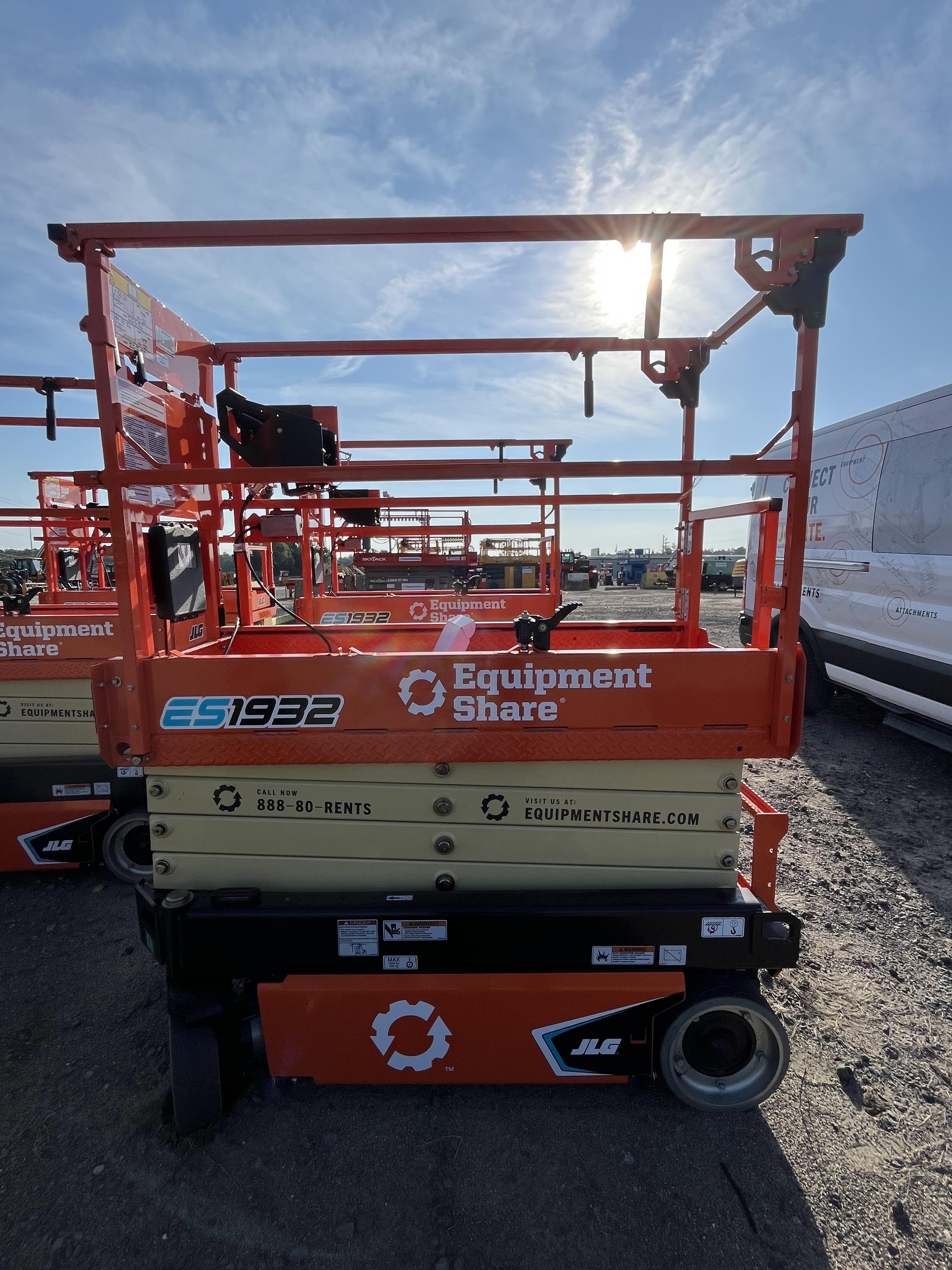 2023 JLG ES1932