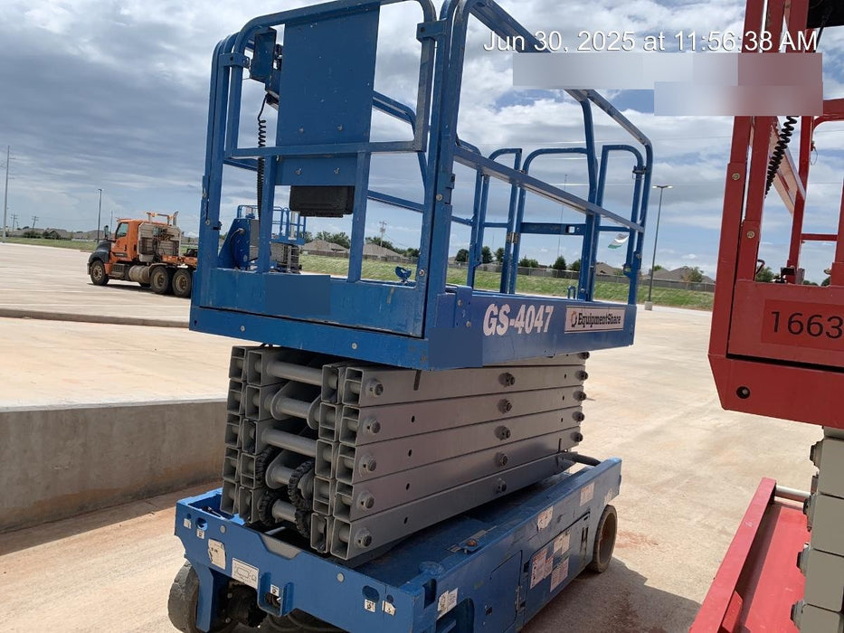 2019 Genie GS-4047 Folding rails with half height swing gate