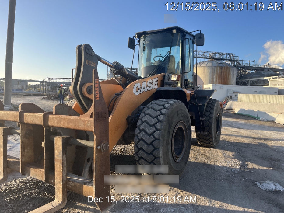 2017 Case 821G CLOSED CAB, JRB 418 STYLE HYD COUPLER