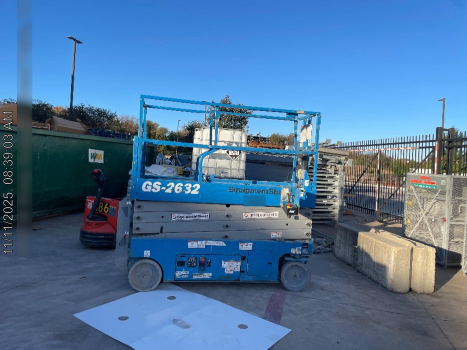 2019 Genie GS-2632 Folding rails with half height swing gate