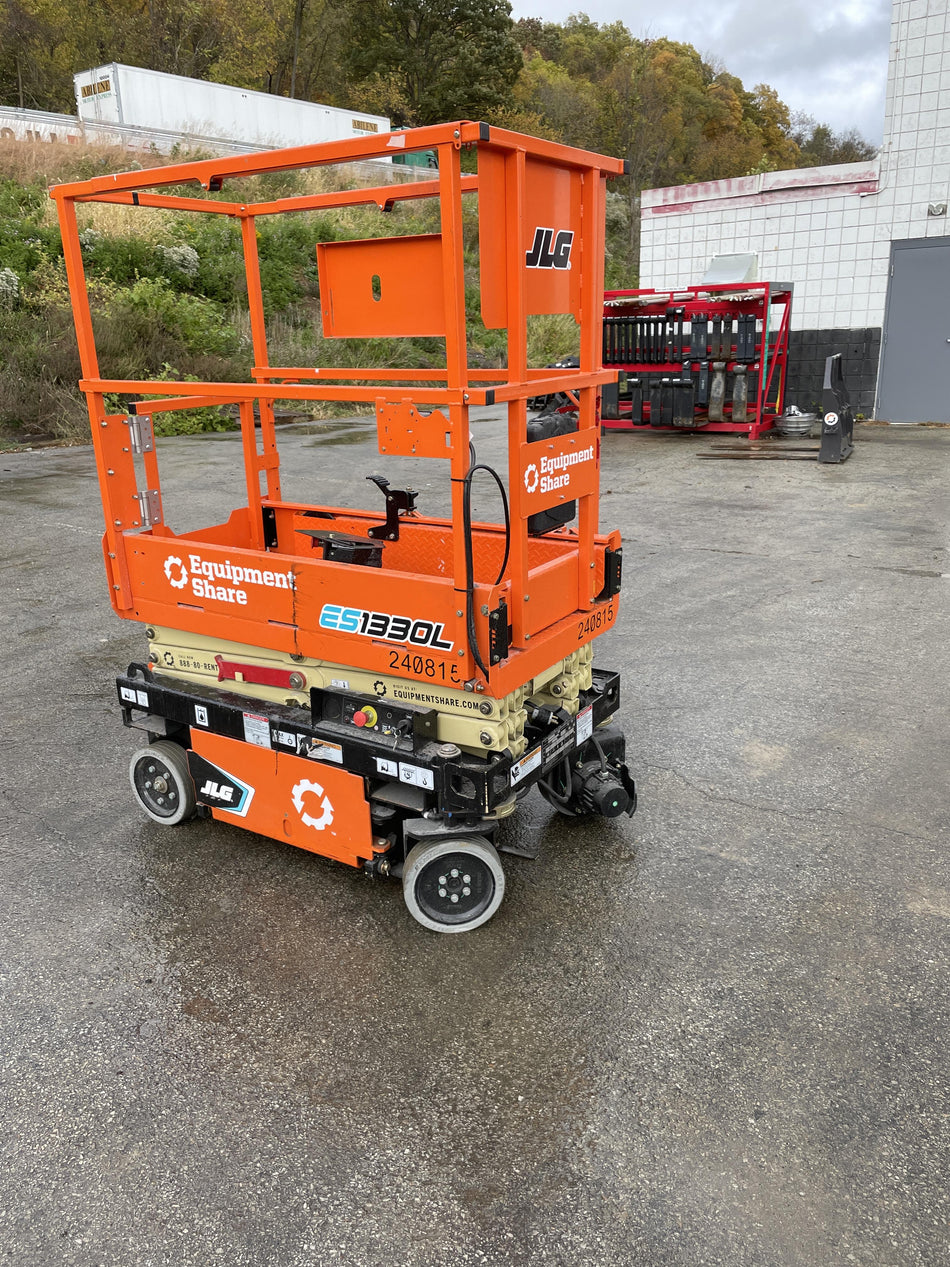 2022 JLG ES1330L