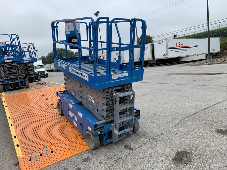 2019 Genie GS-4047 Folding rails with half height swing gate