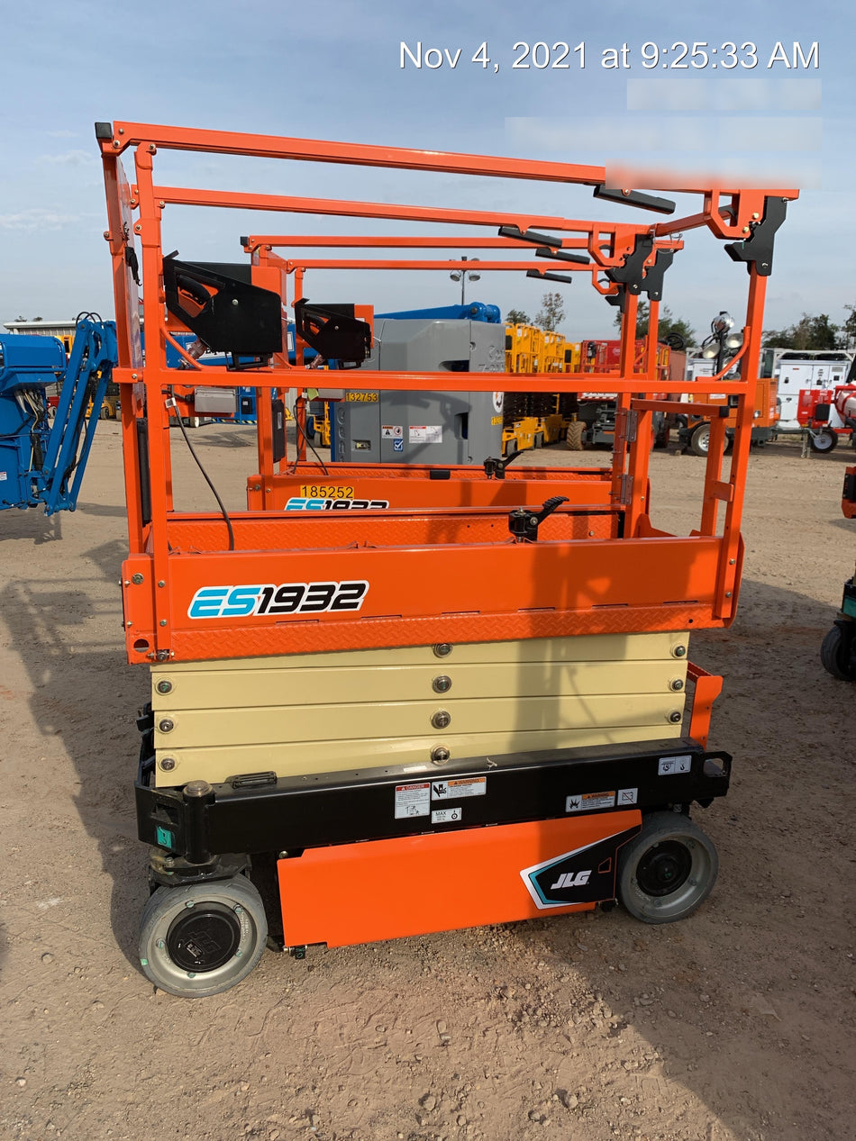 2021 JLG ES1932