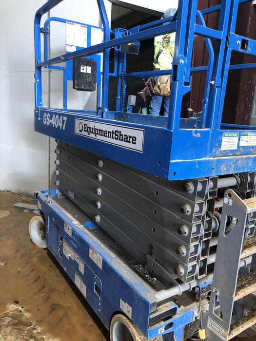 2019 Genie GS-4047 Folding rails with half height swing gate