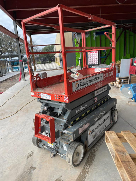 2020 Skyjack SJIII-3219 Solid NM Tires, Half height spring hinged entry gate, Dual Beacons, 800W Inverter