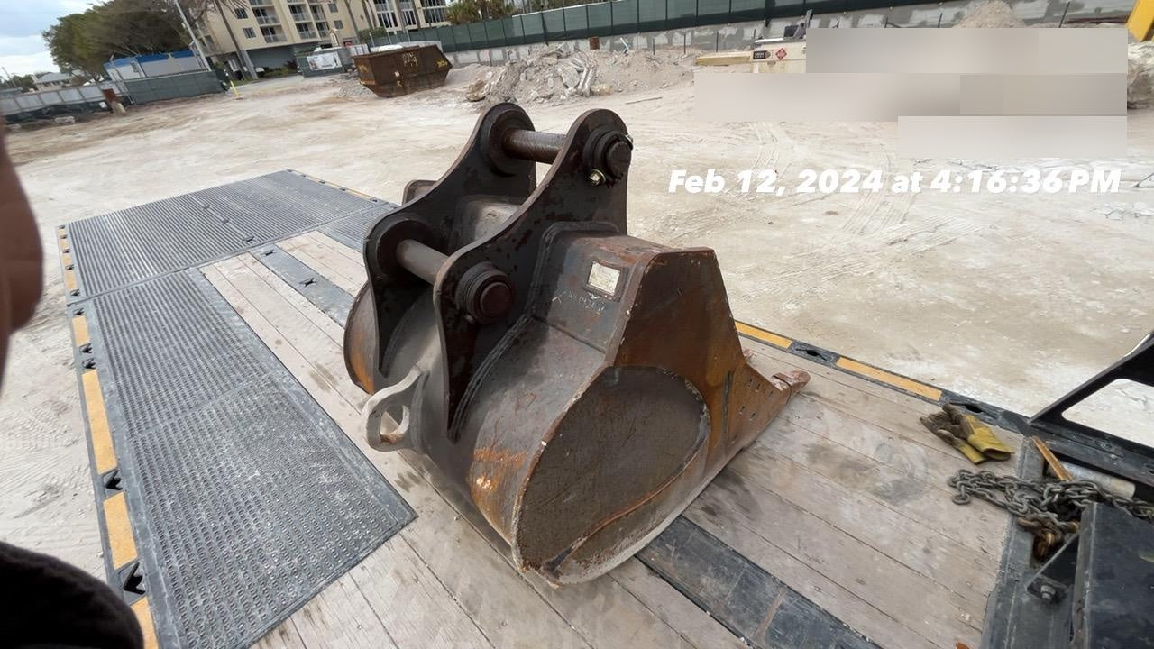 2015 CASE 42" Bucket - Case