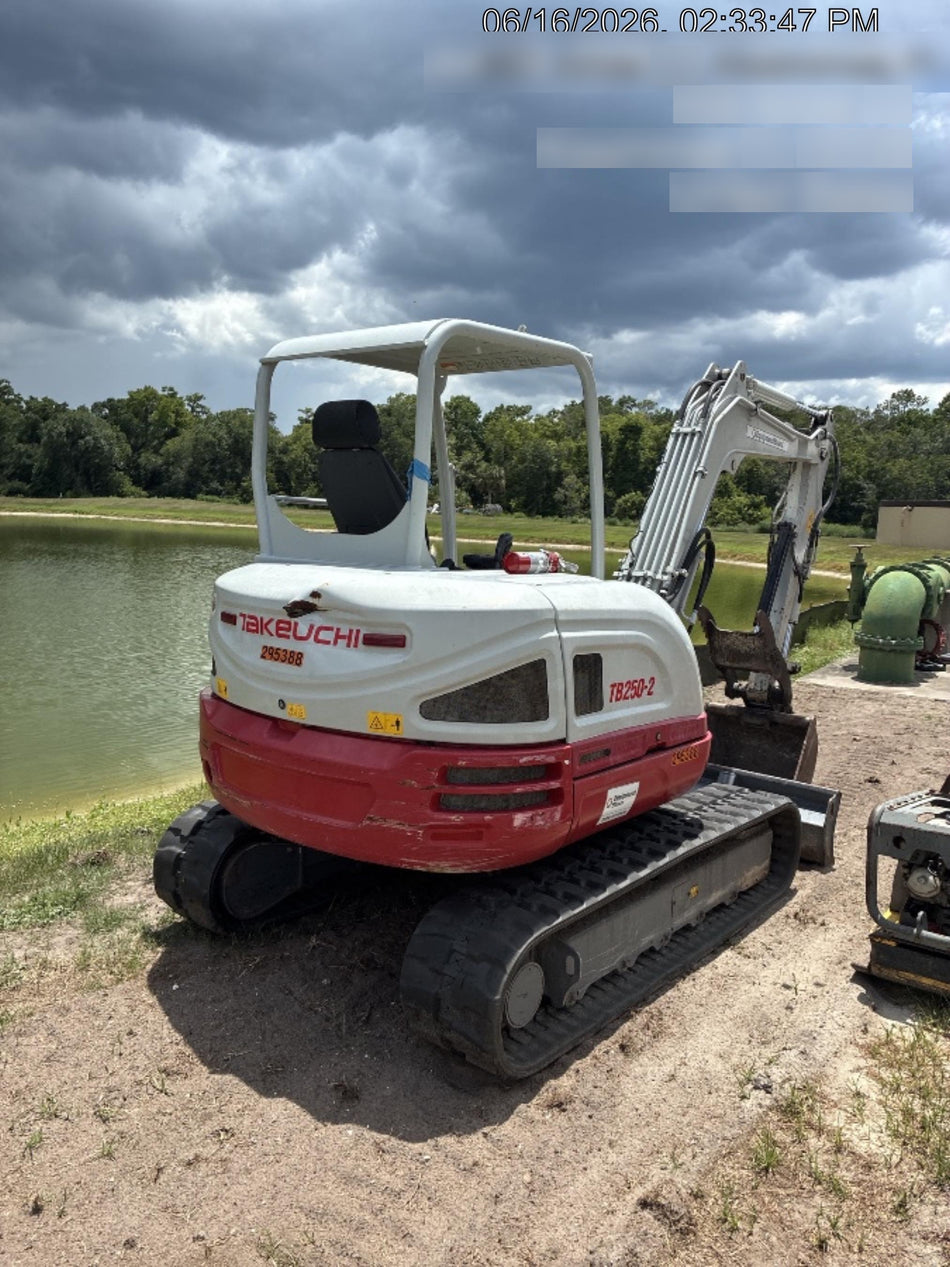 2023 TAKEUCHI TB250-2R