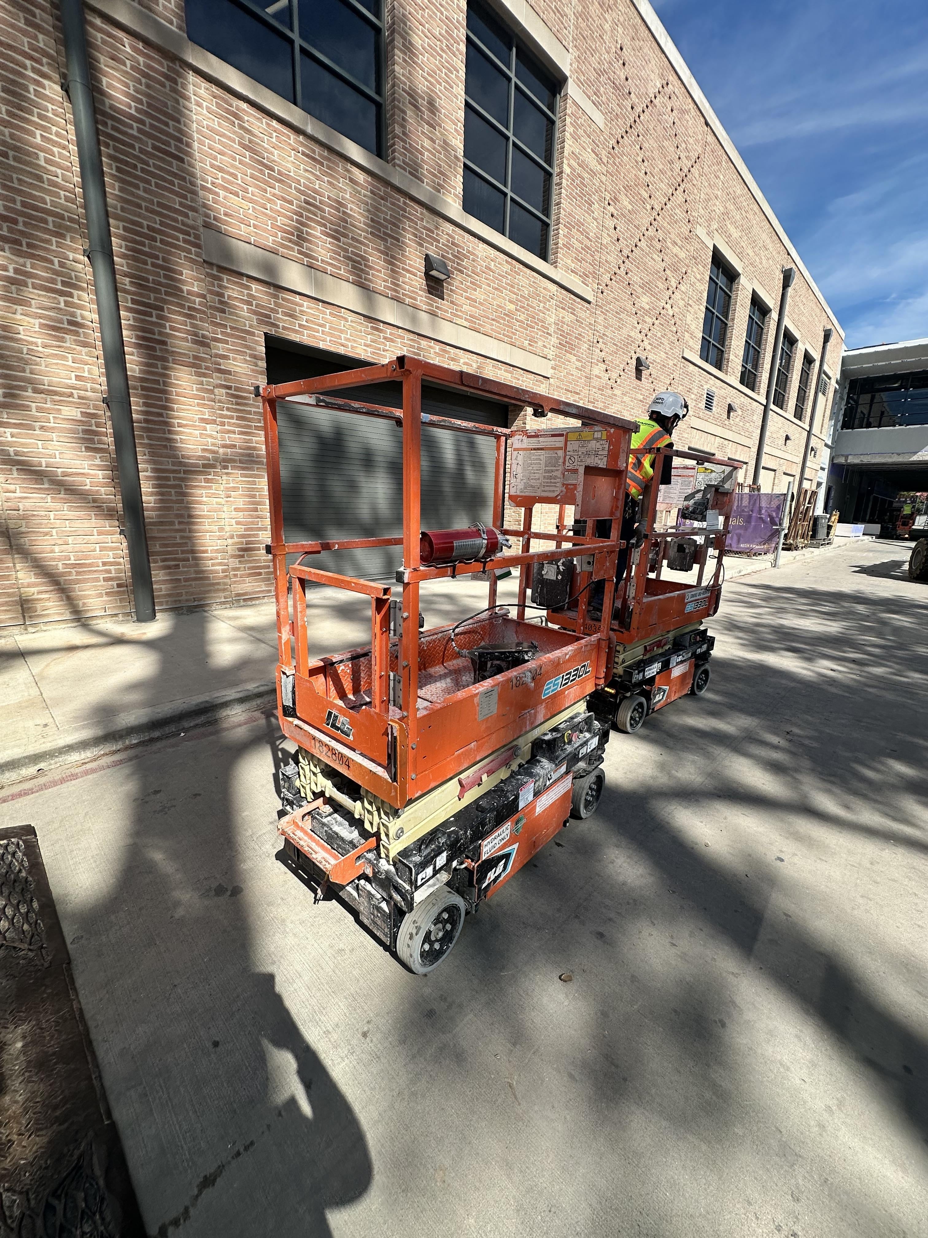 2021 JLG ES1330L
