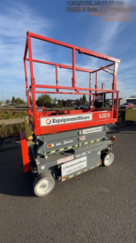 2020 Skyjack SJIII-3219 Solid NM Tires, Half height spring hinged entry gate, Dual Beacons, 800W Inverter