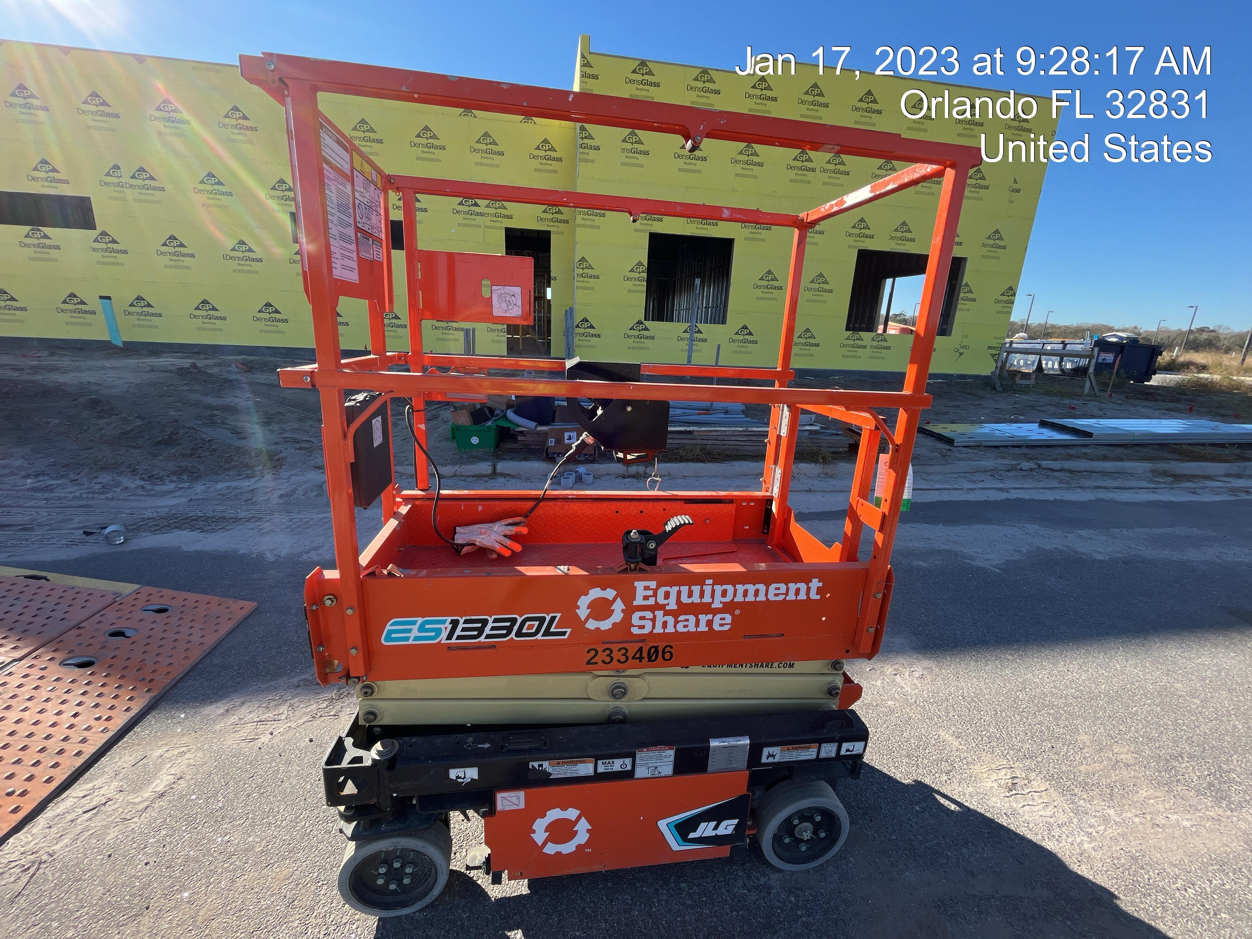 2022 JLG ES1330L