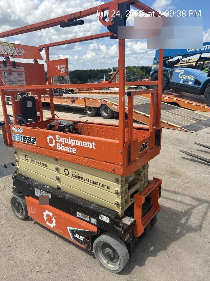 2022 JLG ES1932