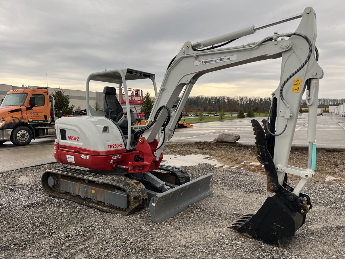 2023 TAKEUCHI TB250-2R