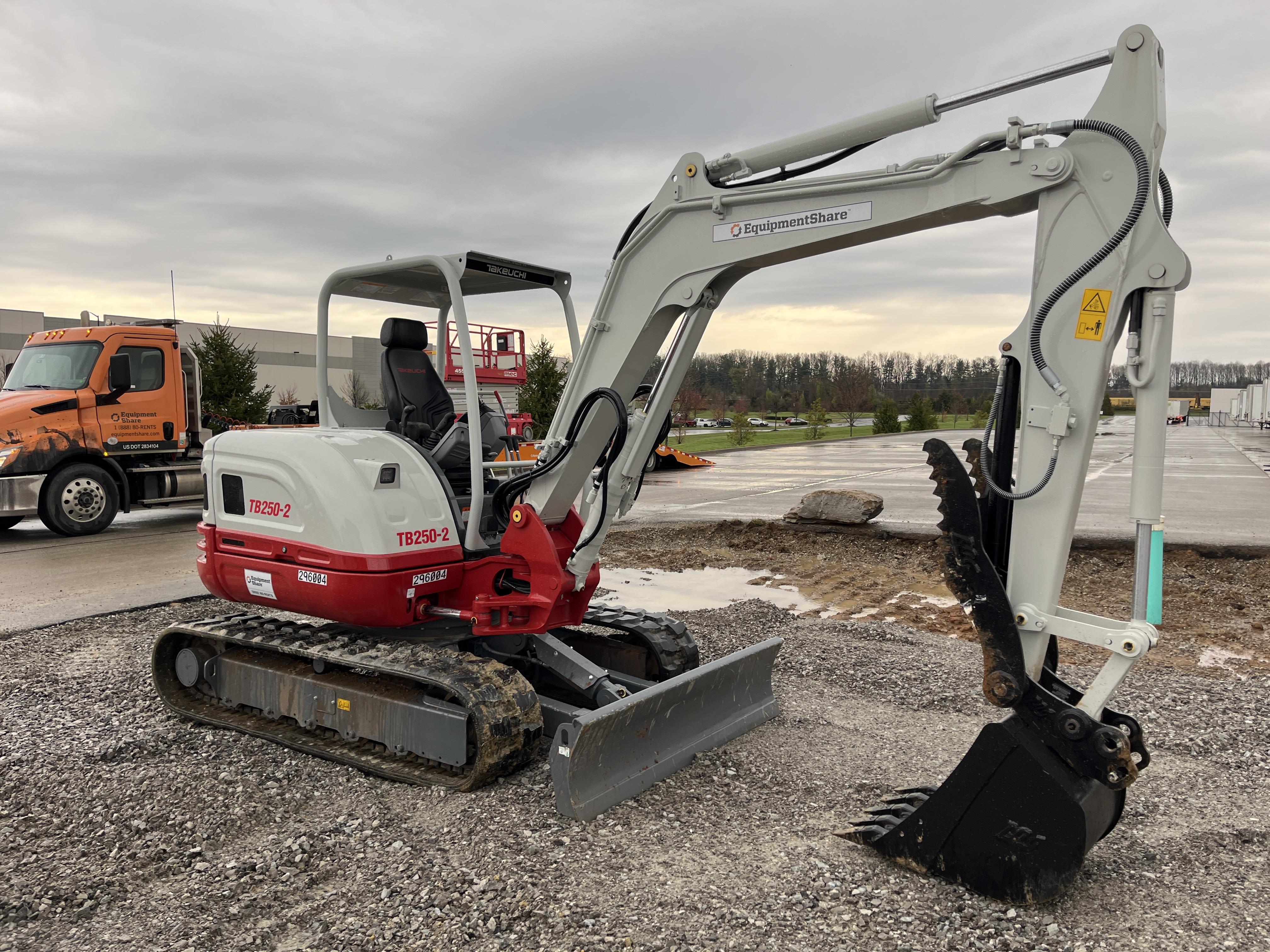 2023 TAKEUCHI TB250-2R