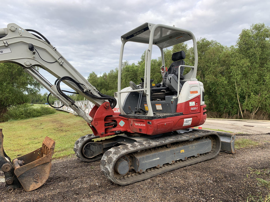 2021 TAKEUCHI TB250-2