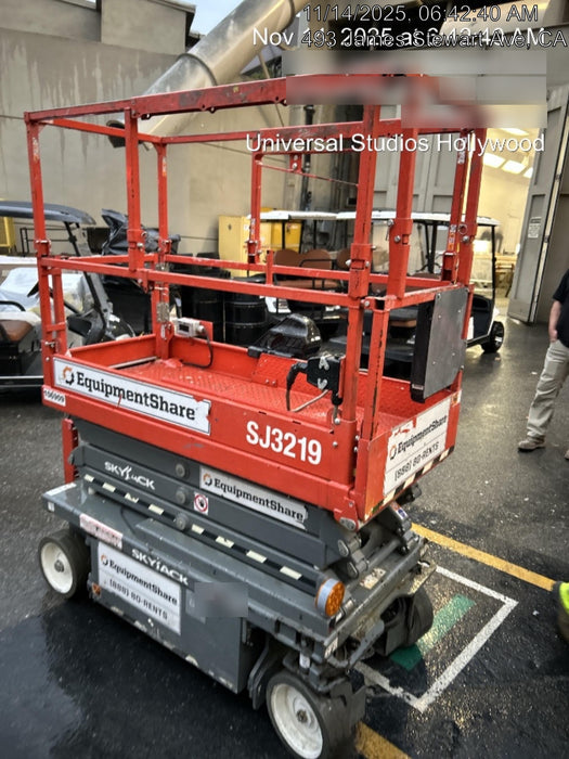 2020 Skyjack SJIII-3219 Solid NM Tires, Half height spring hinged entry gate, Dual Beacons, 800W Inverter