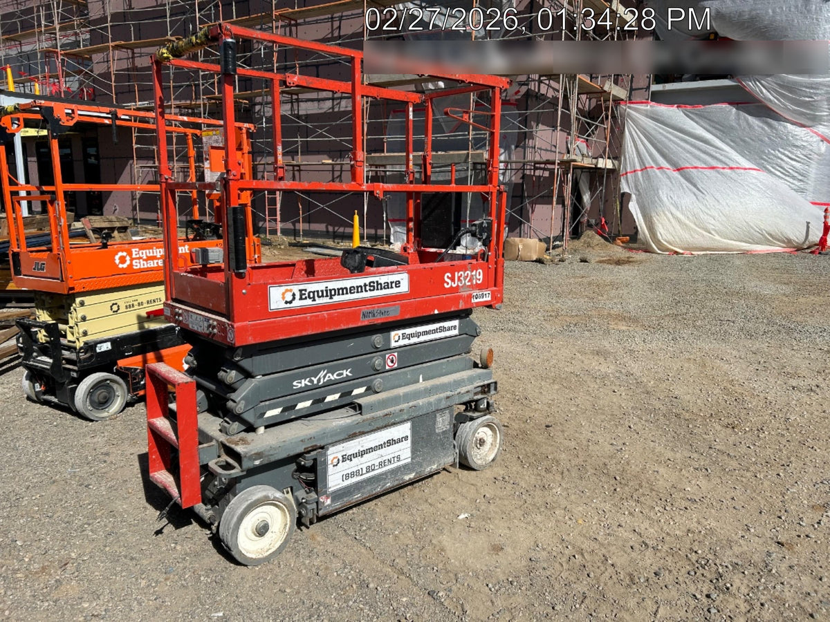 2020 Skyjack SJIII-3219 Solid NM Tires, Half height spring hinged entry gate, Dual Beacons, 800W Inverter