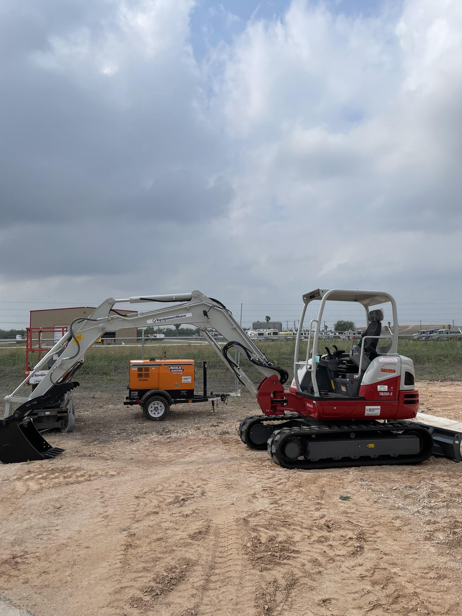 2023 TAKEUCHI TB250-2R