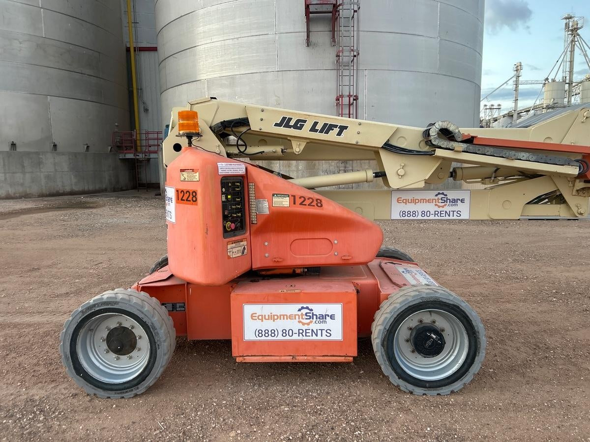 2016 JLG E450AJ