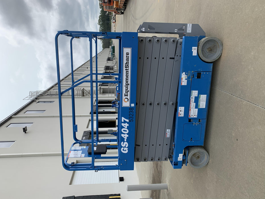 2019 Genie GS-4047 Folding rails with half height swing gate