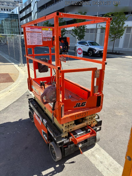 2021 JLG ES1330L