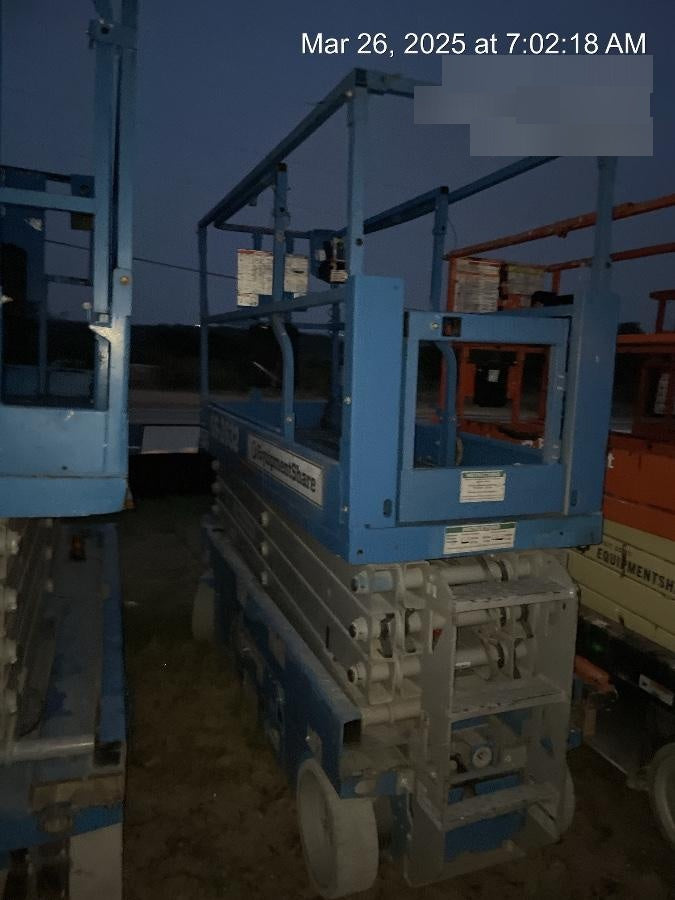 2019 Genie GS-2632 Folding rails with half height swing gate