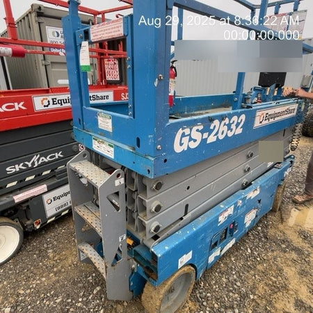 2019 Genie GS-2632 Folding rails with half height swing gate
