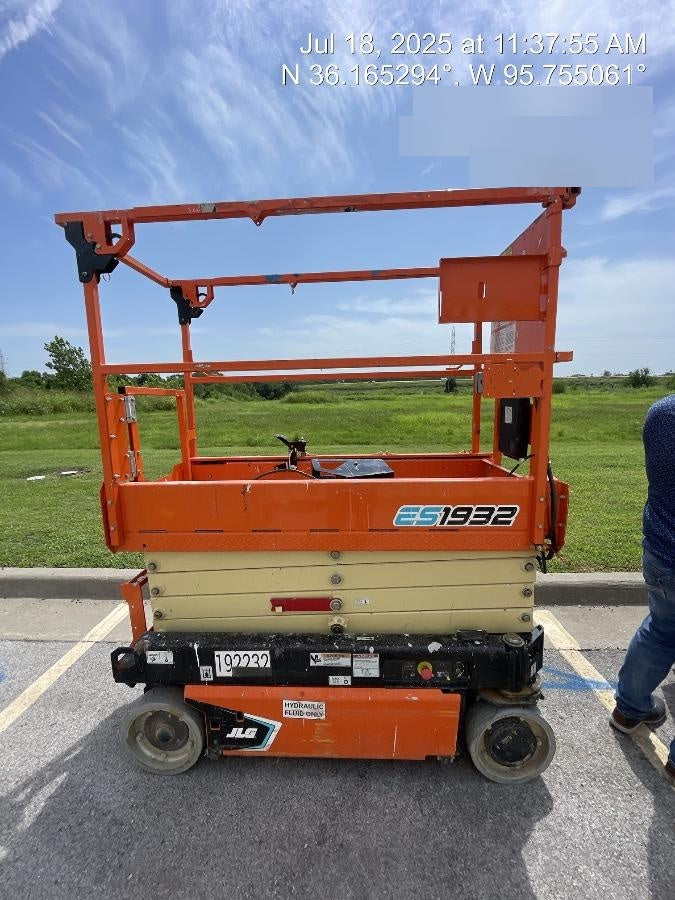 2021 JLG ES1932