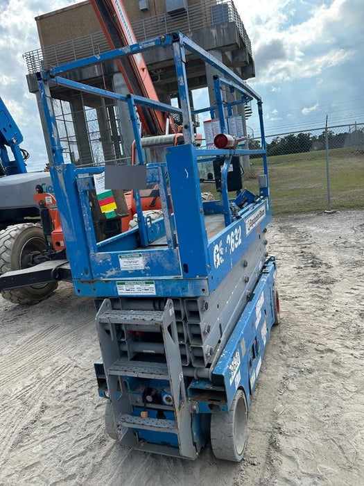 2019 Genie GS-2632 Folding rails with half height swing gate